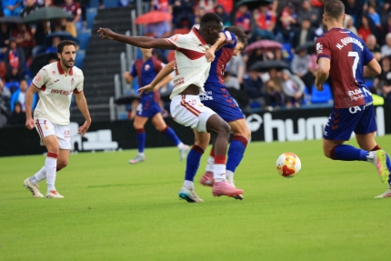 El Real Murcia respira a costa del filial Betis