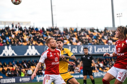 Un arbitraje nefasto desangra al Real Murcia en Alcorcón