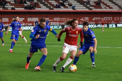 El Real Murcia le bast&oacute; con machacar al Europa en la primera parte